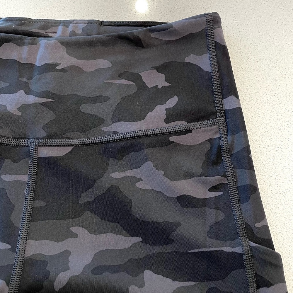 Athleta New Ultimate Stash Pocket 7/8 Camo Tight!! NWOT - Picture 8 of 8